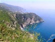 Itálie -  Ligurie - divoké pobřeží Cinque Terre a vysoko nad ním Corniglia