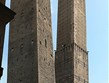 Itálie - Bologna - věže Garisenda vlevo a vpravo Asinelli, kdysi jich ve městě bylo přes stovku

