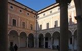 Marche - Itálie - Marche - Urbino, nádvoří Palazzo Ducale