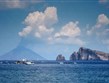 Itálie - Liparské ostrovy - Panarea, vzadu činná Stromboli