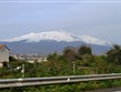 Itálie - Sicílie - činná sopka Etna vysoko ční nad pobřežní silnicí