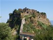 Itálie - Lazio - Civita di Bagnoregio, za Etrusků žádné problémy s erozí nebyly, pak přišel středověk