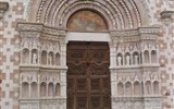 Abruzzy - Itálie - Abruzzy - Aquila, bazilika Santa Maria di Collemaggio, románsko-gotická, 1287-94, pohřben zde papež Celestin V.