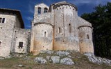 Abruzzy - Itálie - Abruzzy - Bominaco, románský kostel