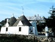 Itálie, Apulie, Locorotondo, kamenná obydlí trulli, typická pro zdejší kraj