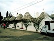 Itálie - Apulie - Alberobello, ulička plná kamenných domků trulli