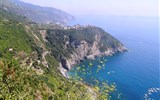 Itálie - Itálie -  Ligurie - divoké pobřeží Cinque Terre a vysoko nad ním Corniglia