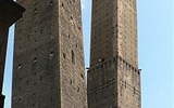 Emilia Romagna - Itálie - Bologna - věže Garisenda vlevo a vpravo Asinelli, kdysi jich ve městě bylo přes stovku
