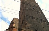 Emilia Romagna - Itálie - Bologna - Torri degli Asinelli, poslední zbytek rodových věží z 12. a 13.století