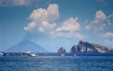 Liparské ostrovy - Itálie - Liparské ostrovy - Panarea, vzadu činná Stromboli
