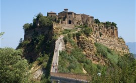 Lazio a jižní Toskánsko, kraj Etrusků, překrásných zahrad, květinových slavností, románských katedrál a vína