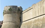 Apulie a Kalábrie - Itálie - Kalábrie - Croton, pevnost Karla V., postavena 840, upravena 1541 za Karla V.