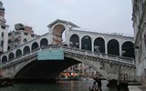 Benátky a okolí - Itálie - Benátky - Ponte Rialto, nejstarší most přes Canal Grande, dokončen 1591, autor Antonio da Ponte