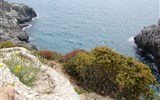 Jižní Itálie - Itálie - Apulie - pobřeží s vápencovými skalami a malými plážemi