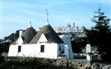 Apulie a Kalábrie - Itálie, Apulie, Locorotondo, kamenná obydlí trulli, typická pro zdejší kraj