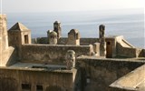 Neapolský záliv - Itálie - Ischia - strohá architektura nad azurovým mořem
