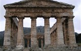 Sicílie - Itálie - Sicílie - Segesta, obdivuhodně zachovaný řecký chrám vznikl v městě s většinou neřeckého obyvatelstva