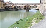 Florencie - Itálie, Toskánsko - Florencie - Ponte Vecchio přes řeku Arno, 1345, arch. Neri di Fioravante na místě římského mostu